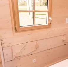Klappbank aus Holz für mehr Platz im mobilen Haus