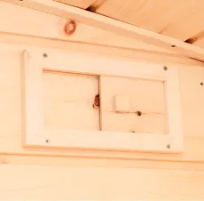 Kleine, in die Wand integrierte Holzlüftung für Frischluftzufuhr im geöffneten Zustand