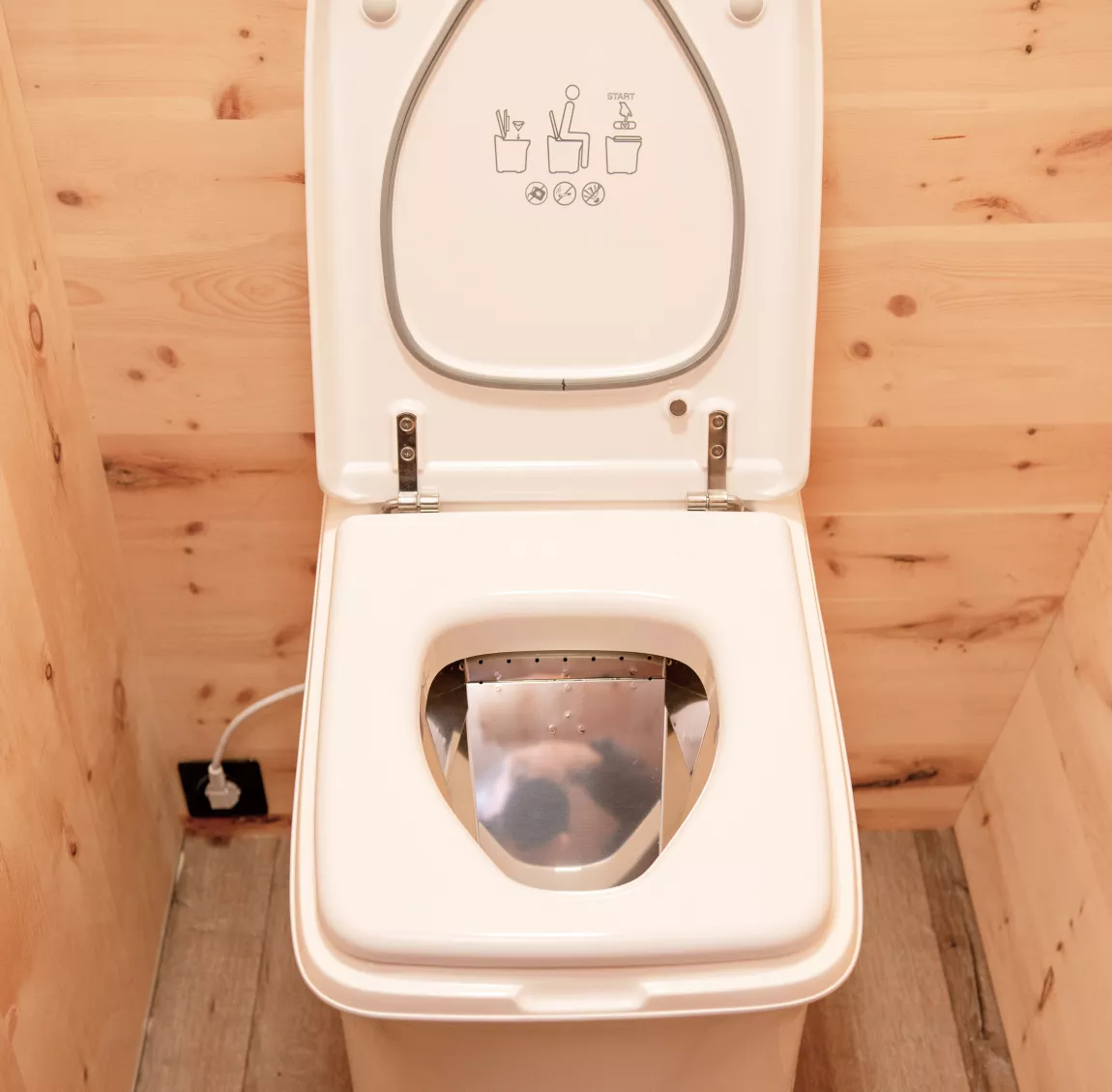 Nachhaltige Cinderella Verbrennungstoilette in weiß im Badezimmer der mobilen Hütte