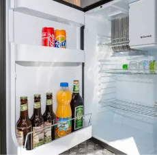 Gefüllter Kühlschrank mit Bier und Saft plus Gefrier- und Kühlfach